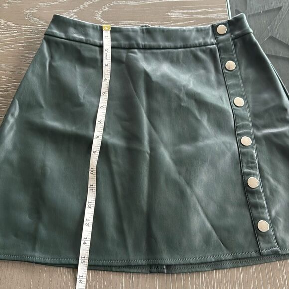 Bar lll Women’s Size 4 Green Faux Vegan Leather Mini Skirt Silver-Tone Rivets - Picture 5 of 12